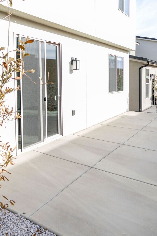 Building Photo - Spacious 4-Bed Home in Sage Canyon