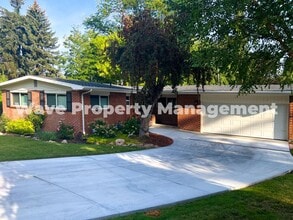 Building Photo - Newly Renovated Basement Suite with High-E...