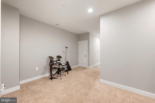 Building Photo - 710 E Howell Ave