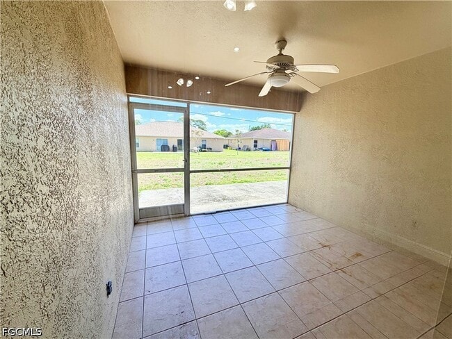 Building Photo - 527 NE 24th Pl