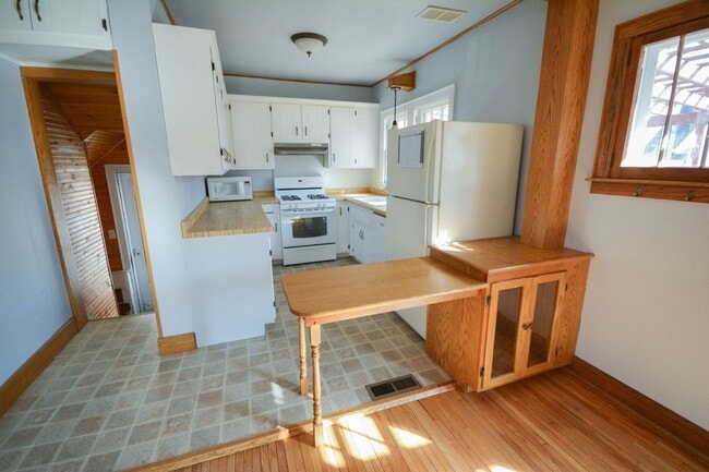 Building Photo - Gorgeous home located just 1 block from St...
