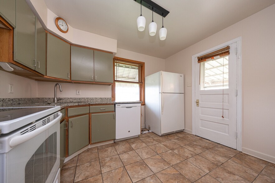 Building Photo - 445 Jenne Dr