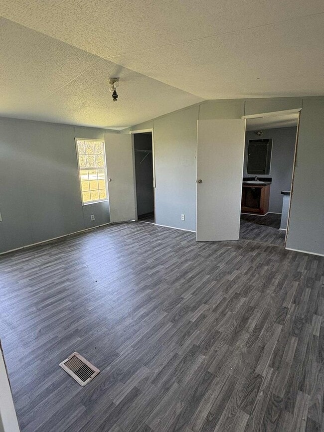 Building Photo - Freshly Renovated 3BR Home on Spacious Lot...