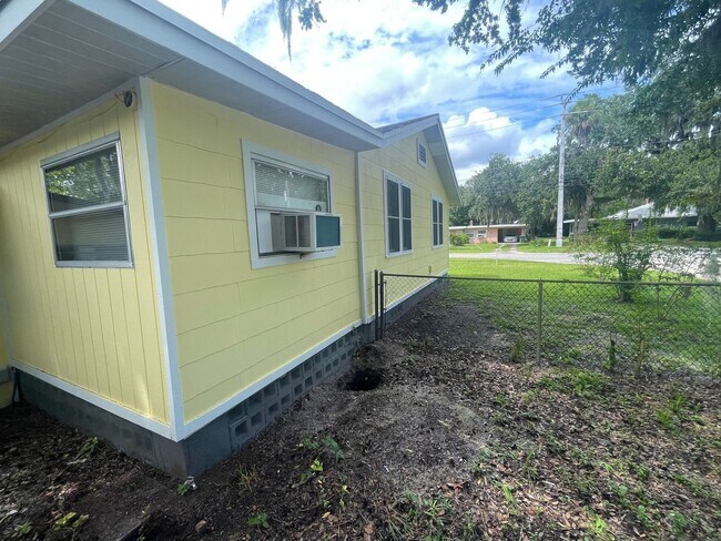 Building Photo - Spacious 2 bedroom, 1 bathroom home Availa...