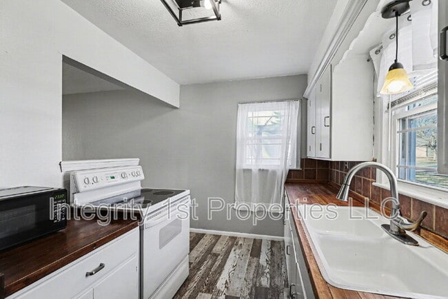 Building Photo - 211 SE 7th St