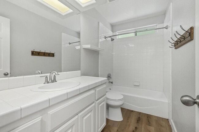 Building Photo - Beautiful 5 Bed, 2 Bath with Large Yard in Mount Helix!!