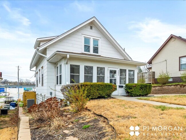 Building Photo - 3 bedroom 2 bath house in midtown! RENTAL ...