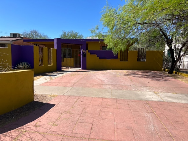 Building Photo - 2128 E 9th St