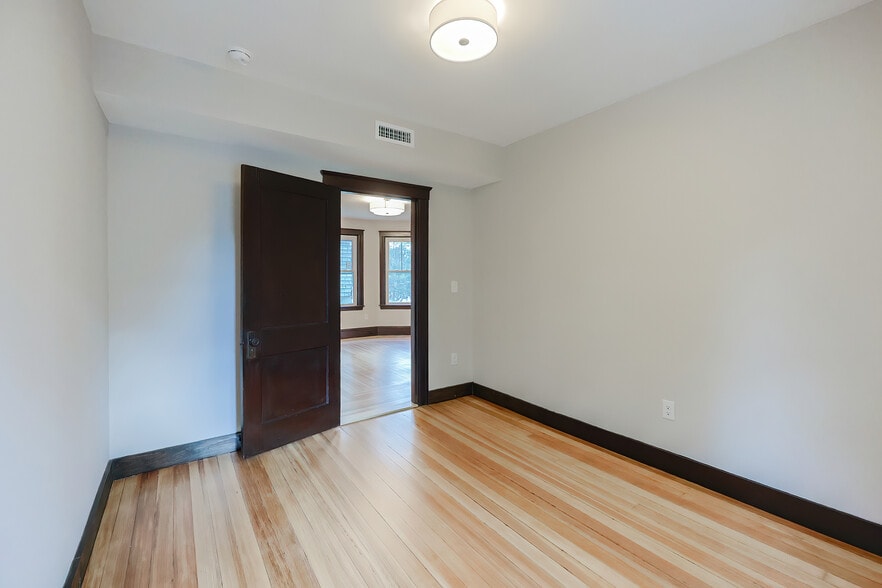 Building Photo - 65 Burton St