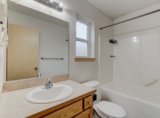 Building Photo - 3 Bed 2 Bath Second floor Condo - HALF OFF FIRST FULL MONTHS RENT!