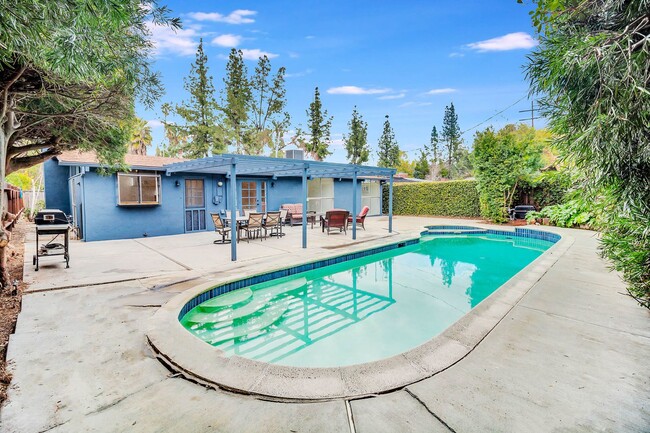 Building Photo - Stunning Woodland Hills Pool Home – South ...