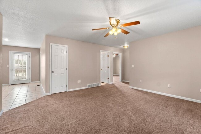 Building Photo - Comanche 124/130