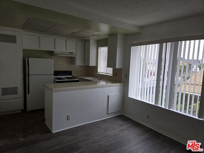 Building Photo - 1233 Tamarind Ave