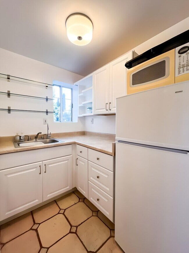 Building Photo - Unbelievable Furnished Studio Lease in WeH...