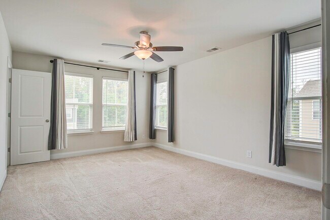 Building Photo - 7824 Montview Rd