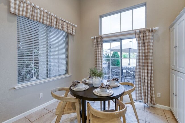 Building Photo - Impressive 4 Bedroom 2.5 Bath home with Po...