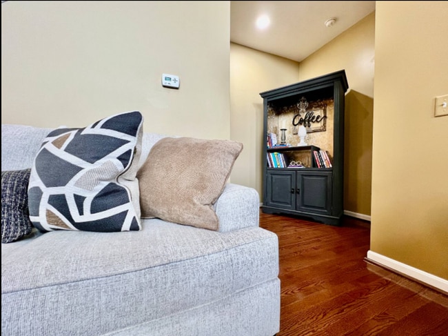 Building Photo - Spacious 4 Bedroom with Gameroom