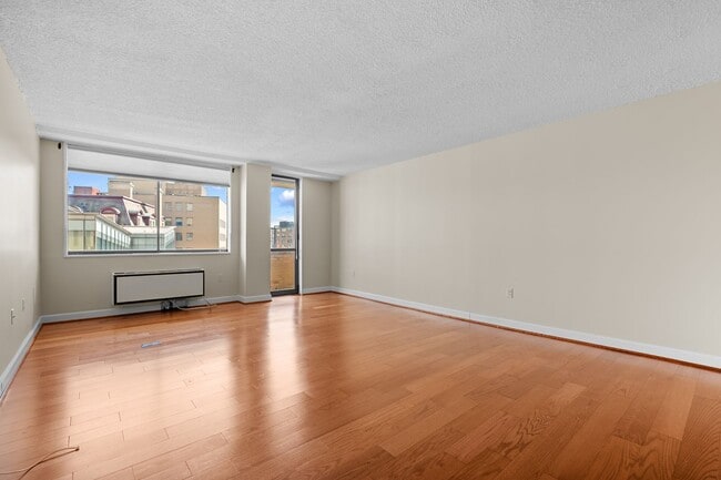 Building Photo - Spacious Renovated Dupont Circle Condo Walking Distance to Metro!