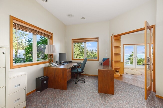 Building Photo - One Acre of Gorgeous Views and a Spacious ...