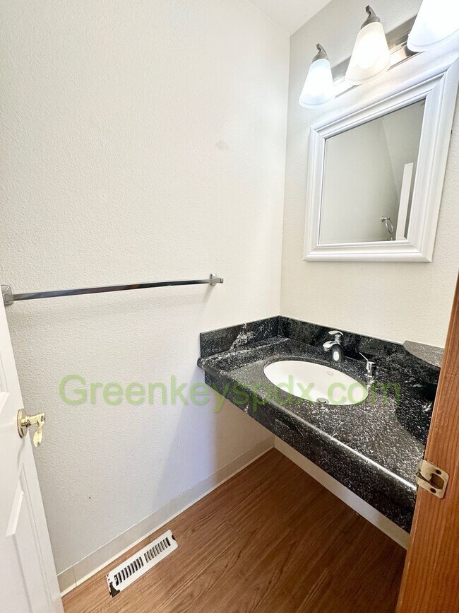Building Photo - Beautiful 3-Bedroom House with 2.5 Bathroo...