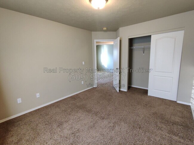 Building Photo - 2667 Torrey Pines Way