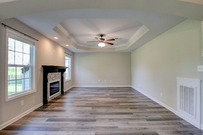 Building Photo - Huge 5 bed 3 ba.  Gorgeous House Near Post...