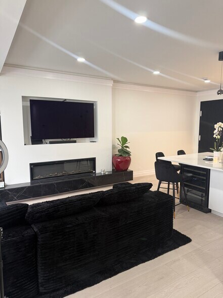 Building Photo - 145 15th St NE