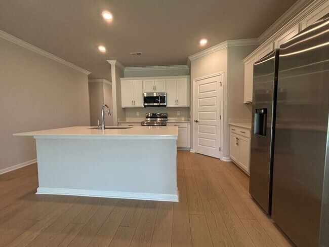 Building Photo - Look and lease in Athens