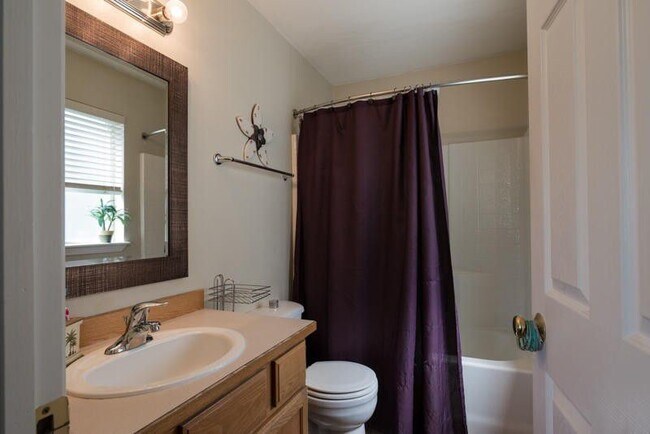 Building Photo - Beautiful 3 bedroom 2 bath Post Falls Home