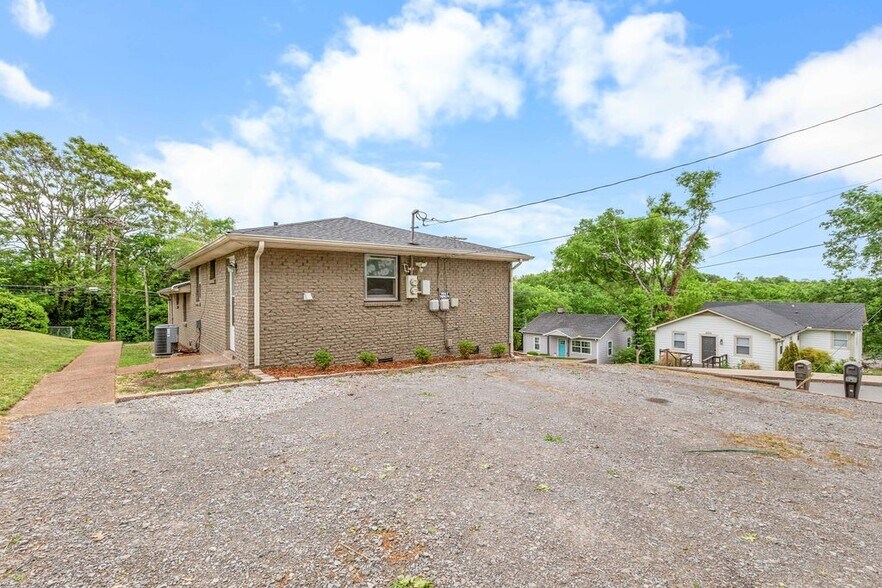 Building Photo - 895 W Sharpe Ave