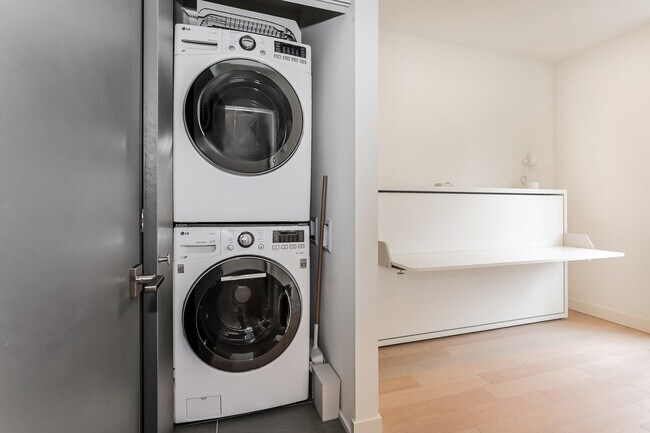 Building Photo - 121A 15th Ave