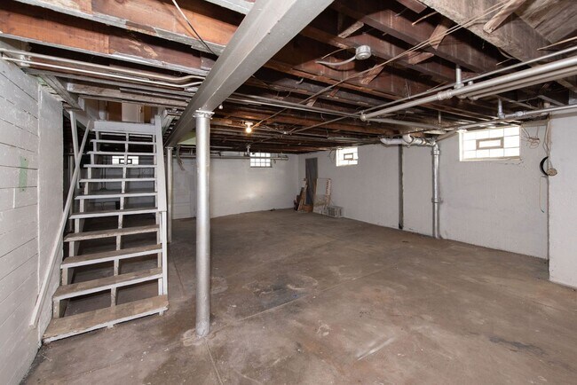 Building Photo - Beautifully updated Tudor style duplex. Upper unit. Large rooms. 2 balconies, private entry. Fenc...