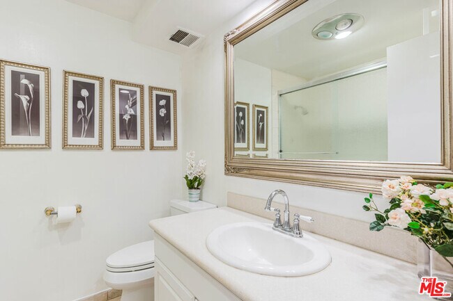 Building Photo - 818 N Doheny Dr