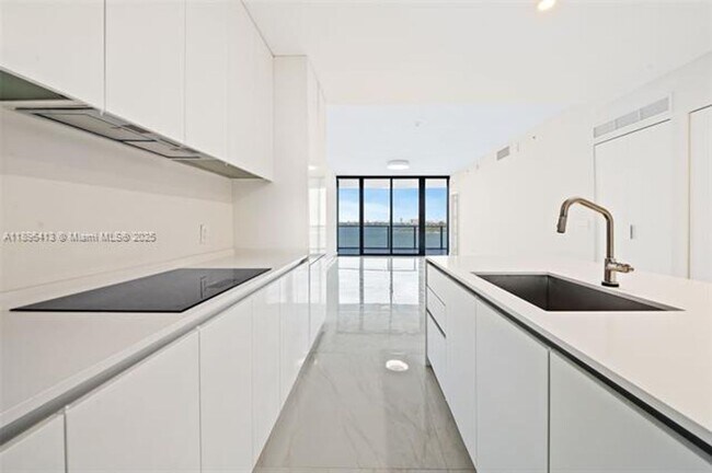 Building Photo - 700 NE 24th St