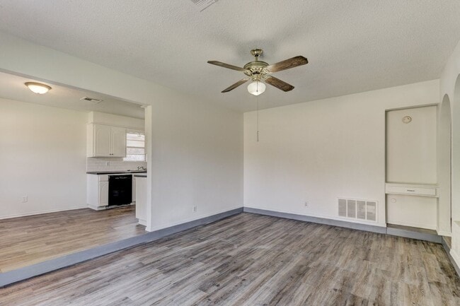 Building Photo - Cozy & Stylish Living Near ESA Park with F...