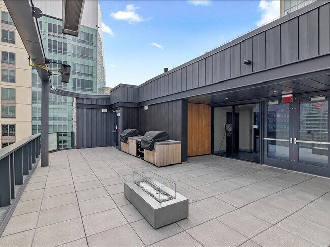 Building Photo - 55 Lagrange St