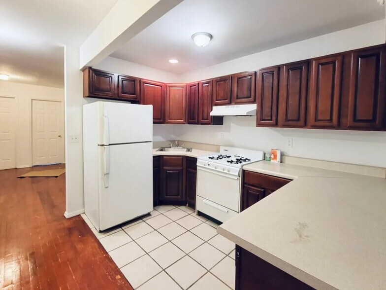 Building Photo - Furnished room/NOT APARTMENT