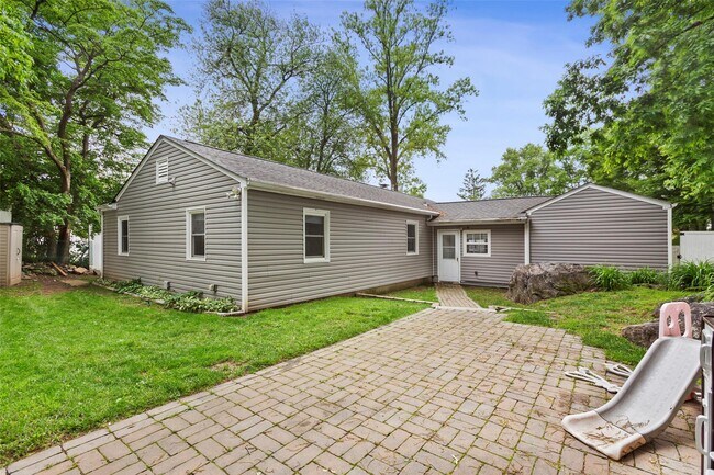 Building Photo - 256 Round Hl Dr