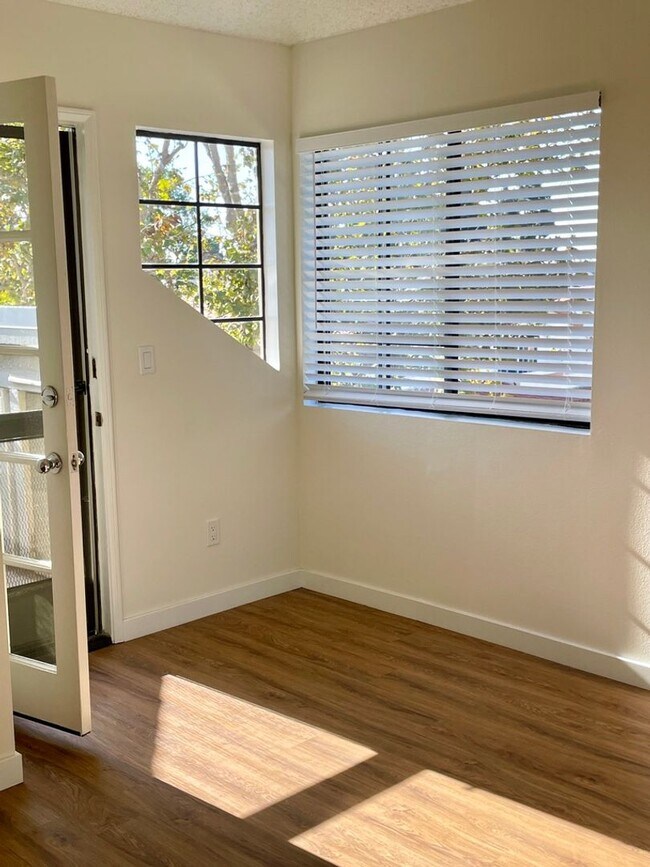 Building Photo - Welcome to Coastal Living at Its Finest!