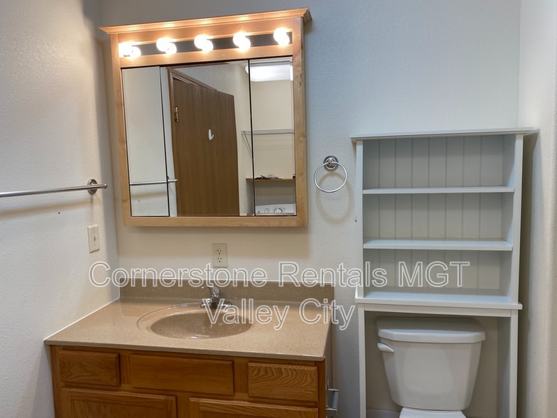 Building Photo - 508 10th St NE