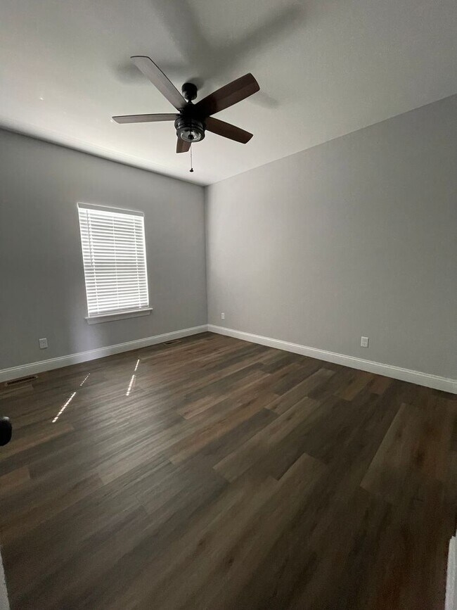 Building Photo - Beautiful 3 Bed / 2 Bath Home with 3-Car G...