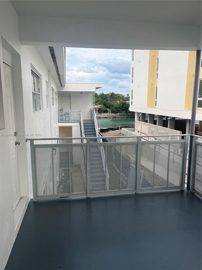 Building Photo - 250 S Shore Dr