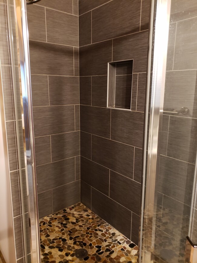 Master shower. New tiling - 7 Willowbrook Close