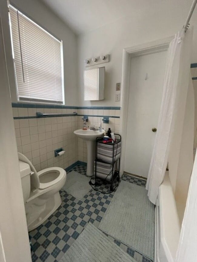 Building Photo - R1016 University Heights