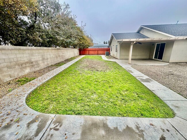 Building Photo - Spacious South Fresno 4/2