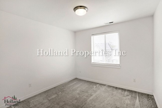 Building Photo - 8162 SE Reddington St