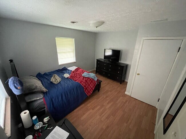 Building Photo - 2920 Highwoods Dr E