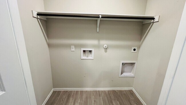 Building Photo - Spacious 4BR w/ Large Backyard – Close to ...