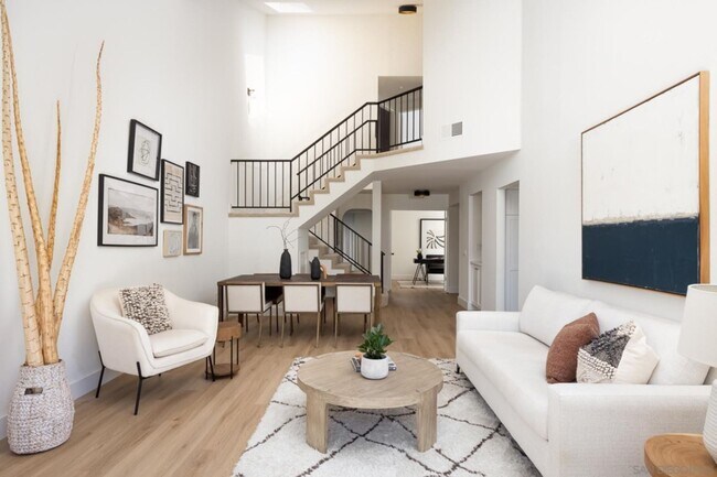 Building Photo - Beautifully remodeled home in the desirabl...