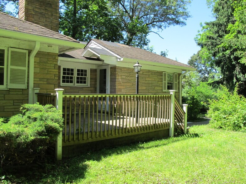 Building Photo - 449 Long Hill Rd
